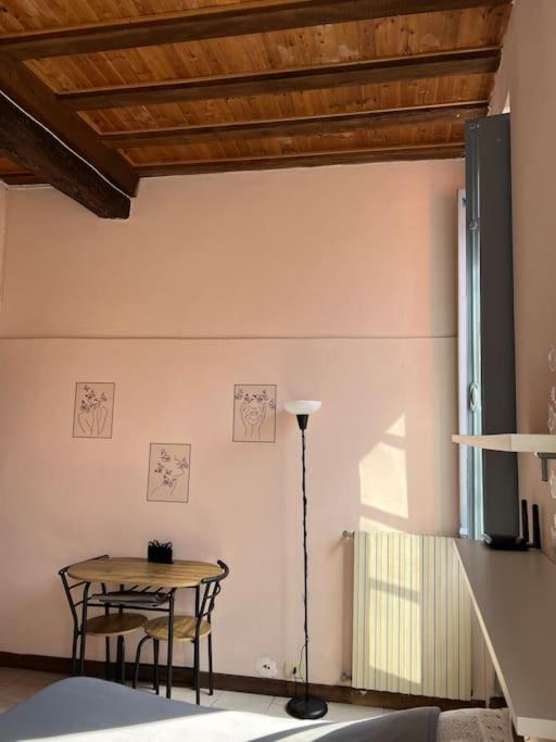 Minimal Studio Con Travi A Vista Piacenza Bagian luar foto